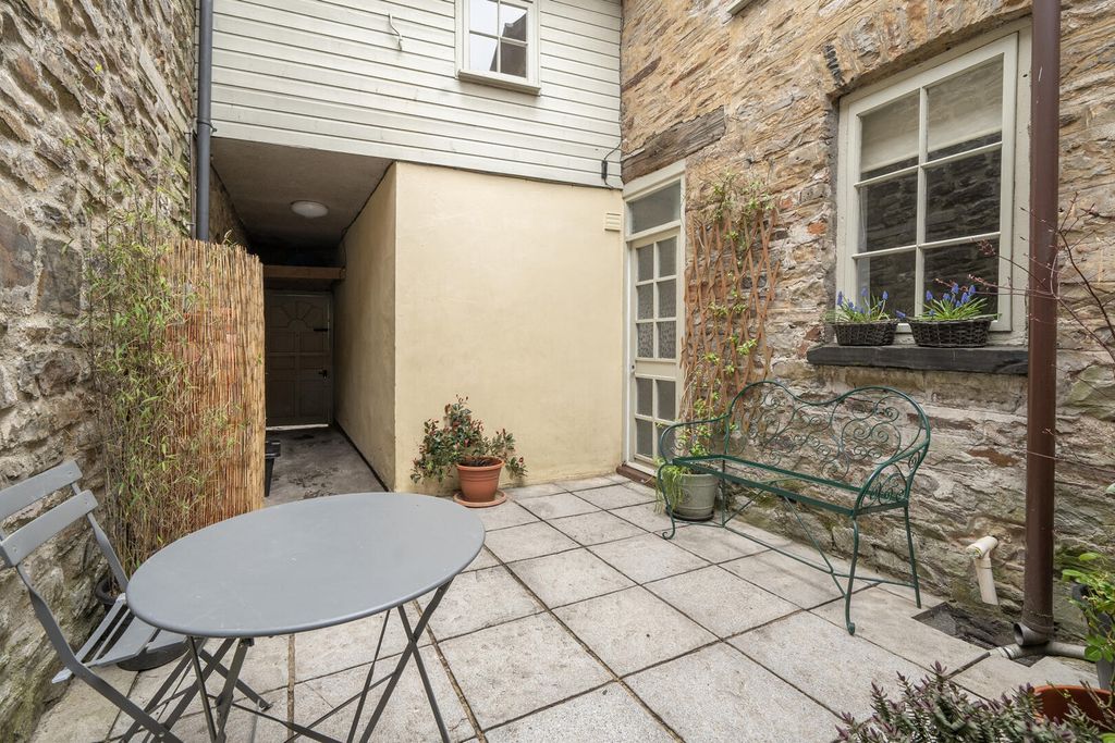 Property photo 3 of 20 Courtyard