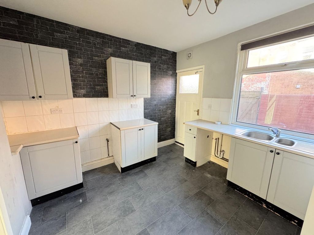 Property photo 3 of 7 Kitchen