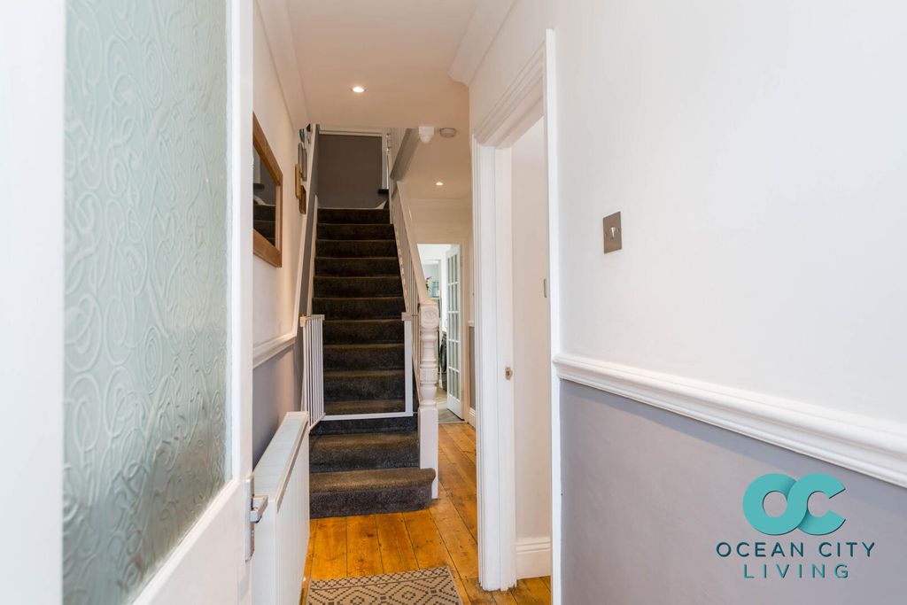 Property photo 2 of 23 Hallway
