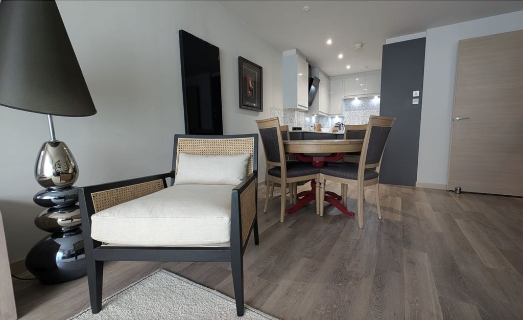 Property photo 3 of 13 Lounge