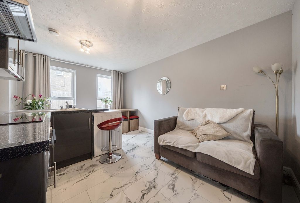 Property photo 1 of 9 1306176-12-68499c...