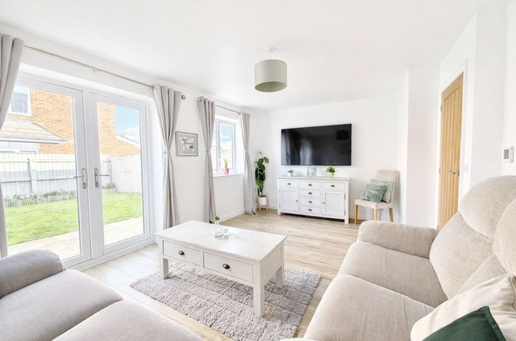 Property photo 3 of 16 Lounge