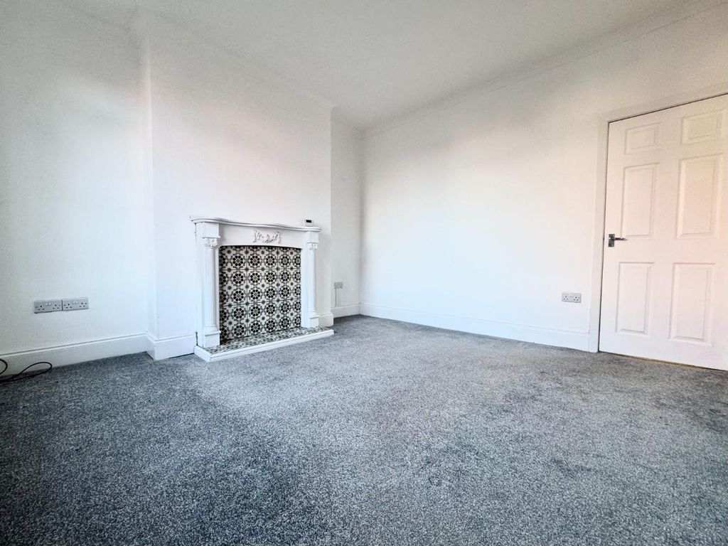 Property photo 3 of 10 West Road - Lounge 2.Jpg