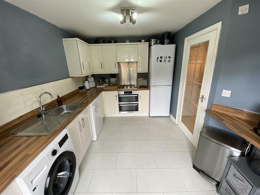 Property photo 3 of 17 Kitchen