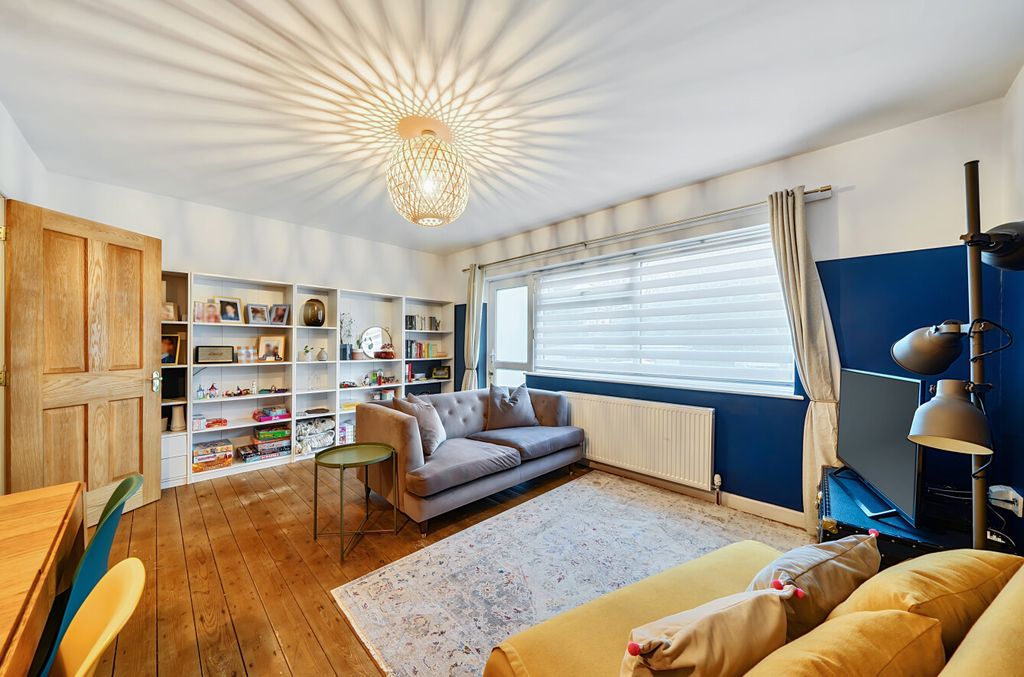 Property photo 3 of 11 Lounge