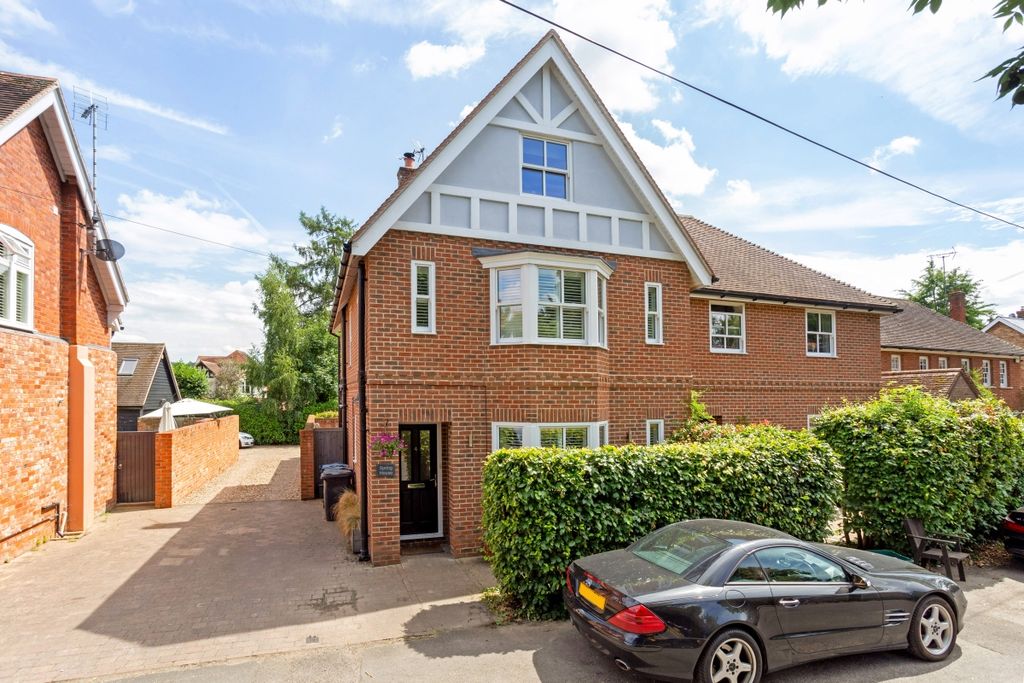 Property photo 3 of 22 4 Cromwell Garden...