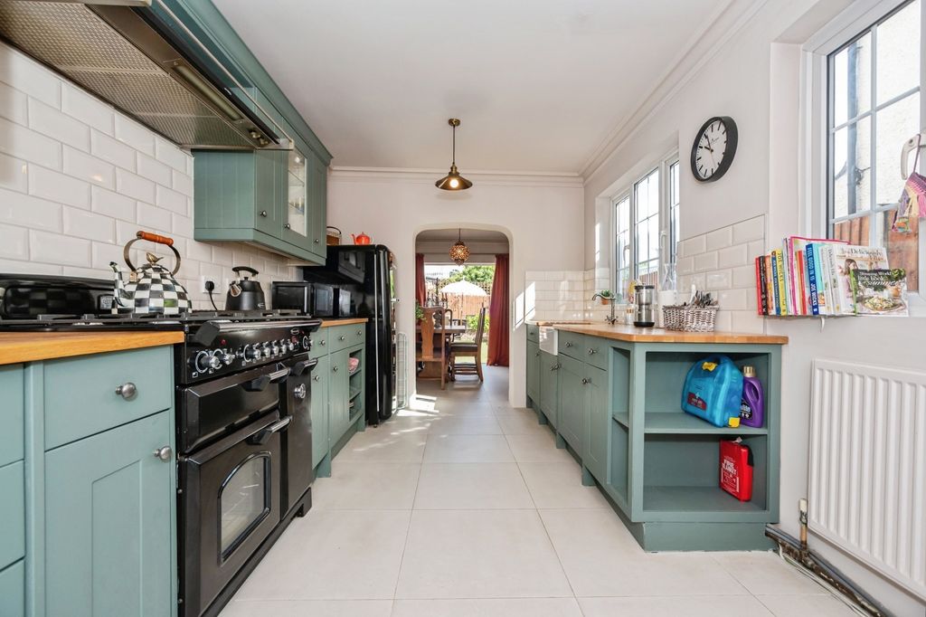 Property photo 3 of 16 Kitchen/Breakfast