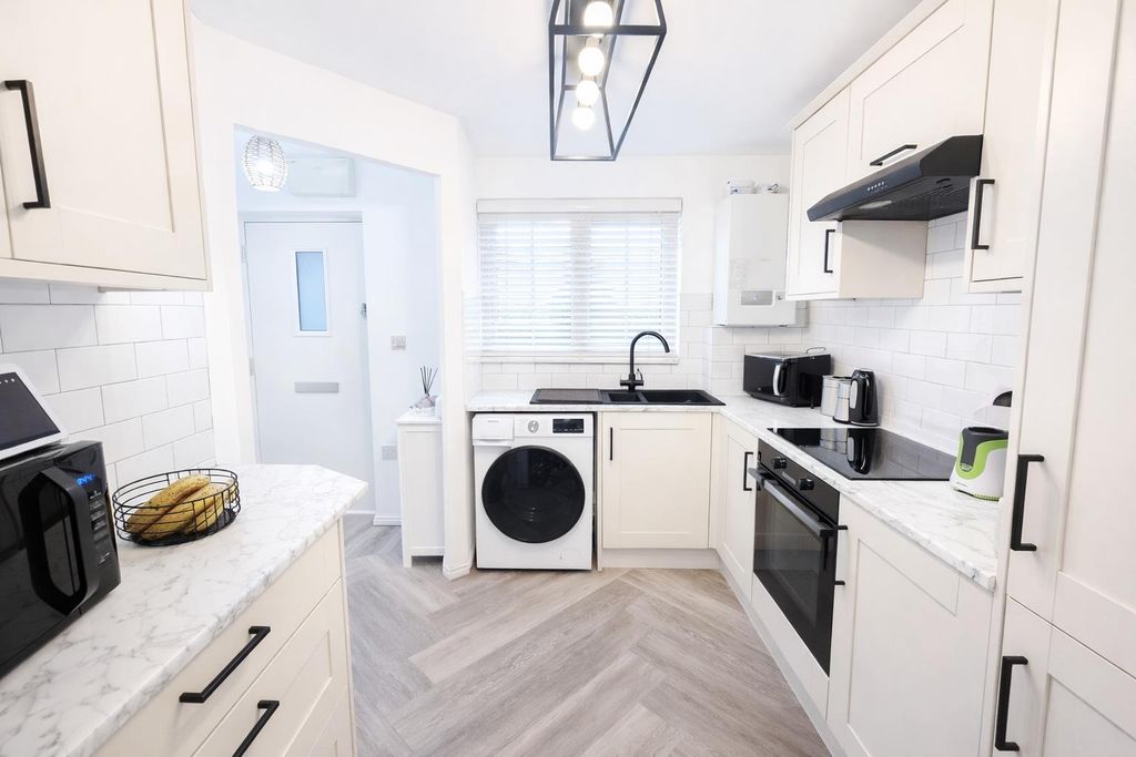 Property photo 2 of 10 Kitchen