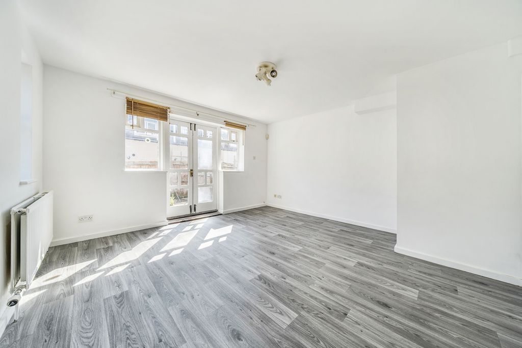 Property photo 2 of 12 1340495-9-689F08E...