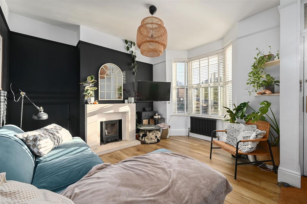 Property photo 2 of 18 37 Clifton Road - Tn35 (1).Jpg