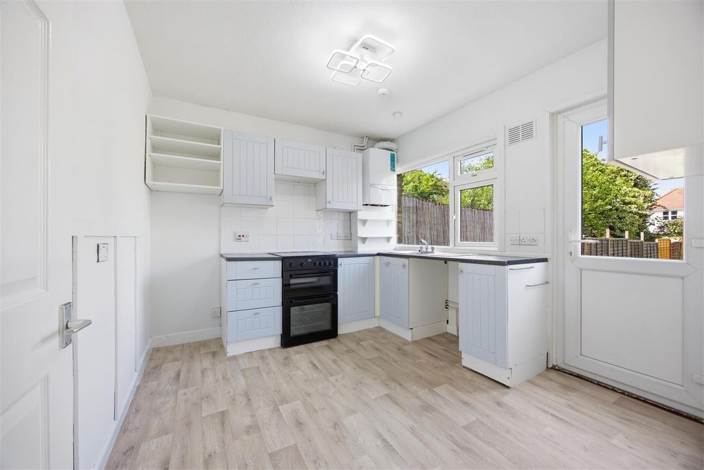 Property photo 3 of 10 Kitchen