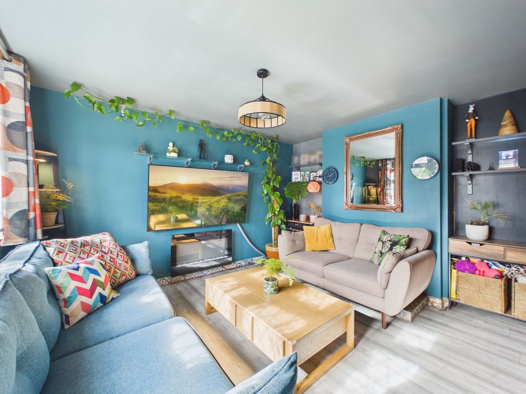 Property photo 2 of 17 Lounge