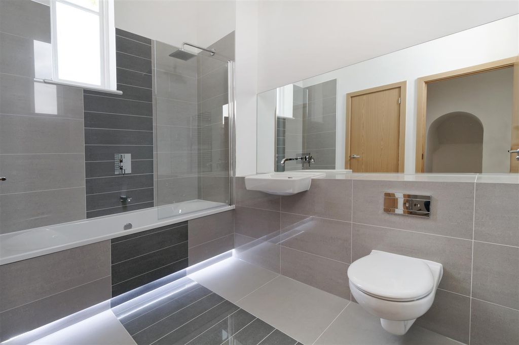 Property photo 1 of 10 Bathroom