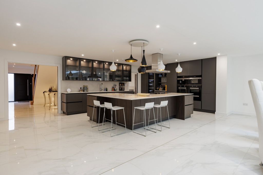 Property photo 2 of 34