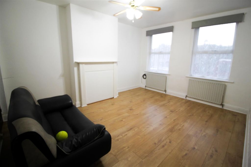 Property photo 3 of 6 Lounge