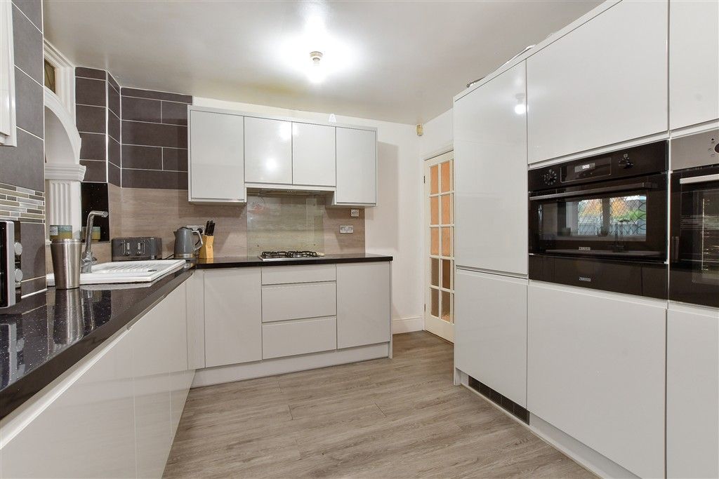 Property photo 2 of 9 Kitchen