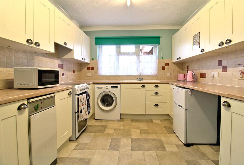 Property photo 3 of 30 Kitchen
