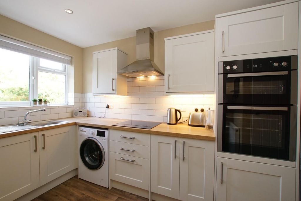 Property photo 1 of 8 Kitchen 3.Jpg