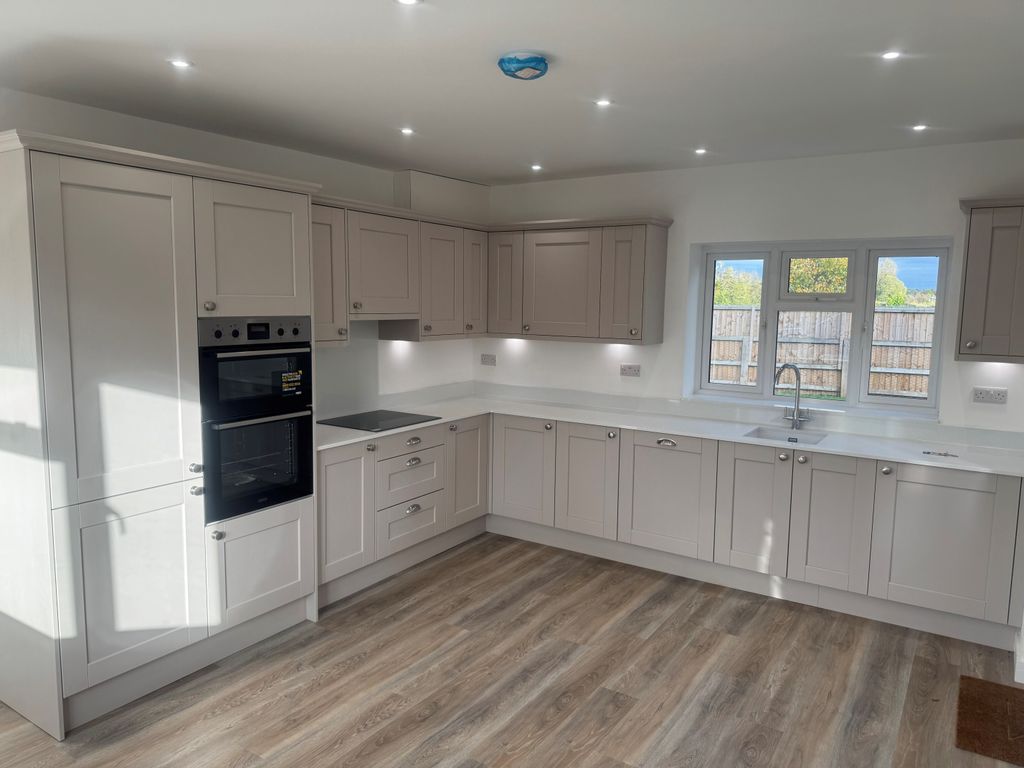 Property photo 3 of 8 Kitchen