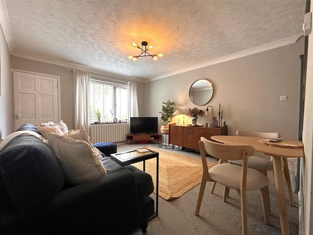Property photo 2 of 14 Generous Lounge/Diner 244