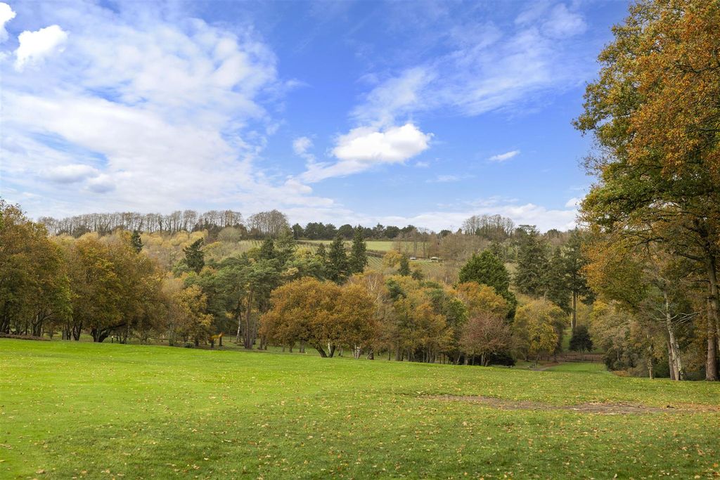 Property photo 2 of 24 Wancom Edge, Puttenham-28.Jpg