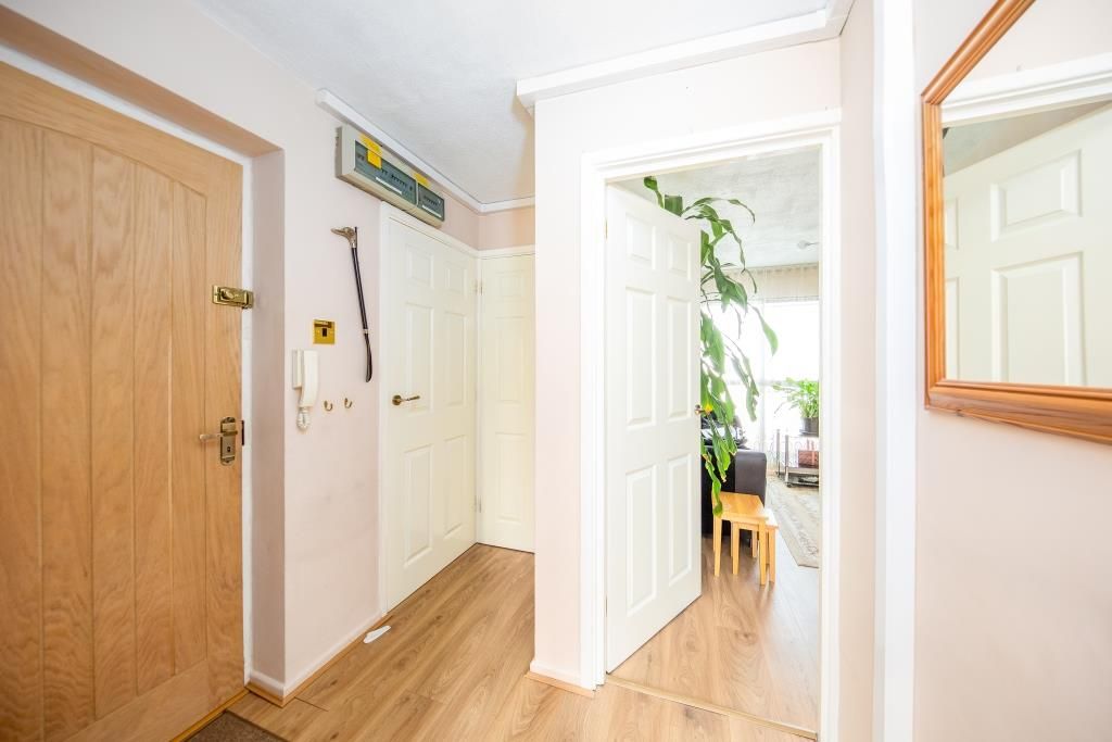 Property photo 3 of 17 Flat Entrance Hall