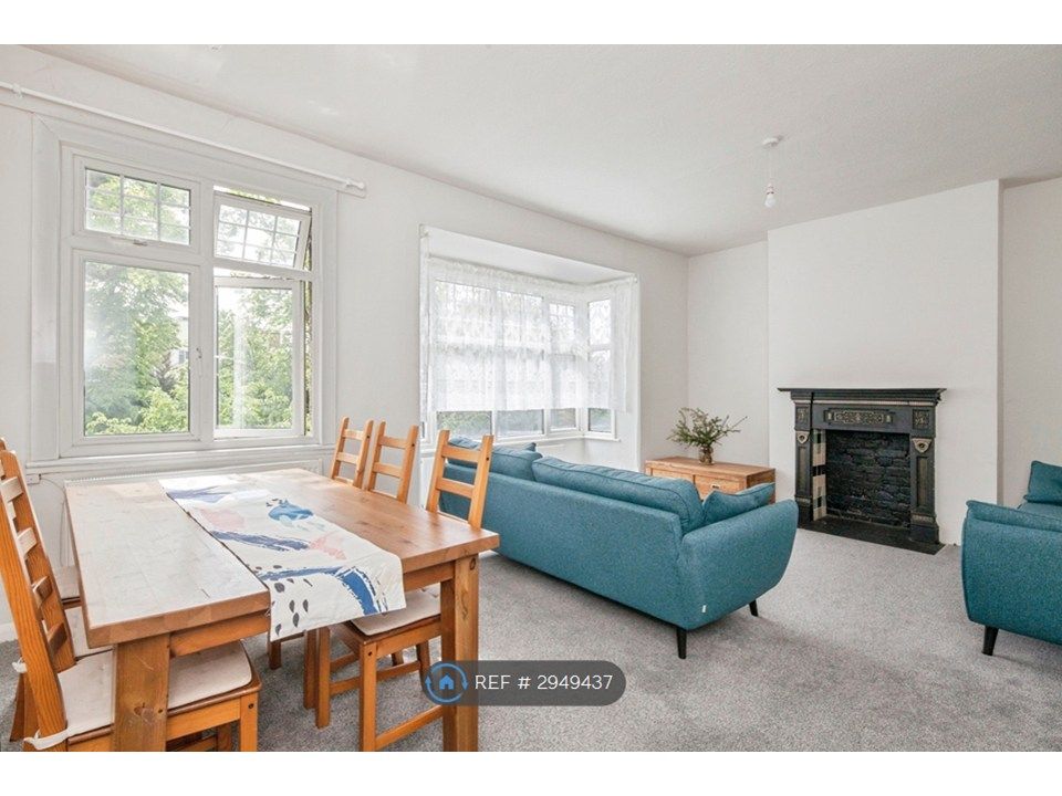 Property photo 1 of 10 Large, Light-Filled Living &amp; Dining Area (30 Sq m)