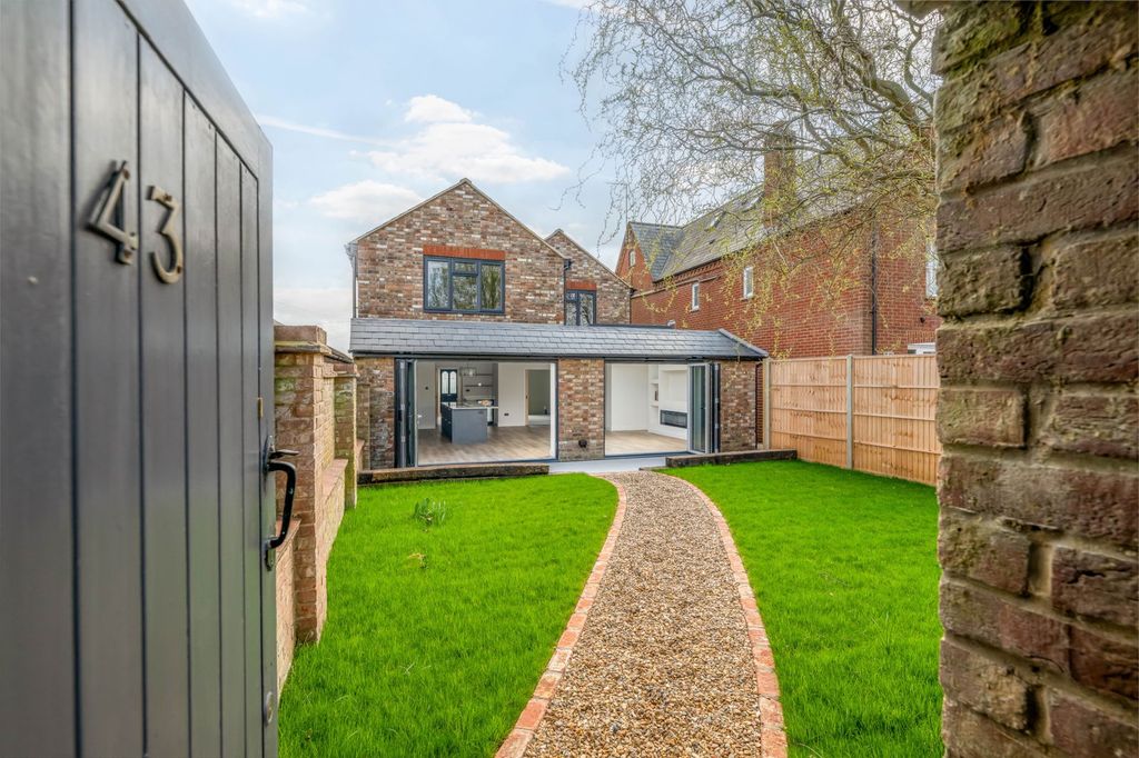 Property photo 2 of 52