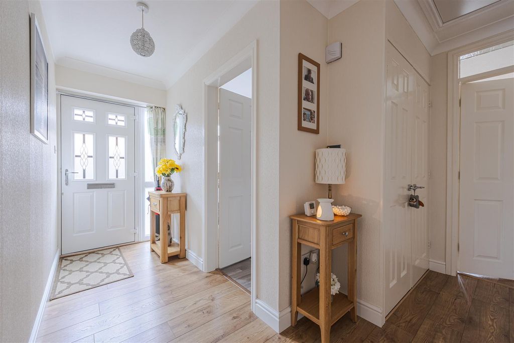 Property photo 2 of 17 Entrance