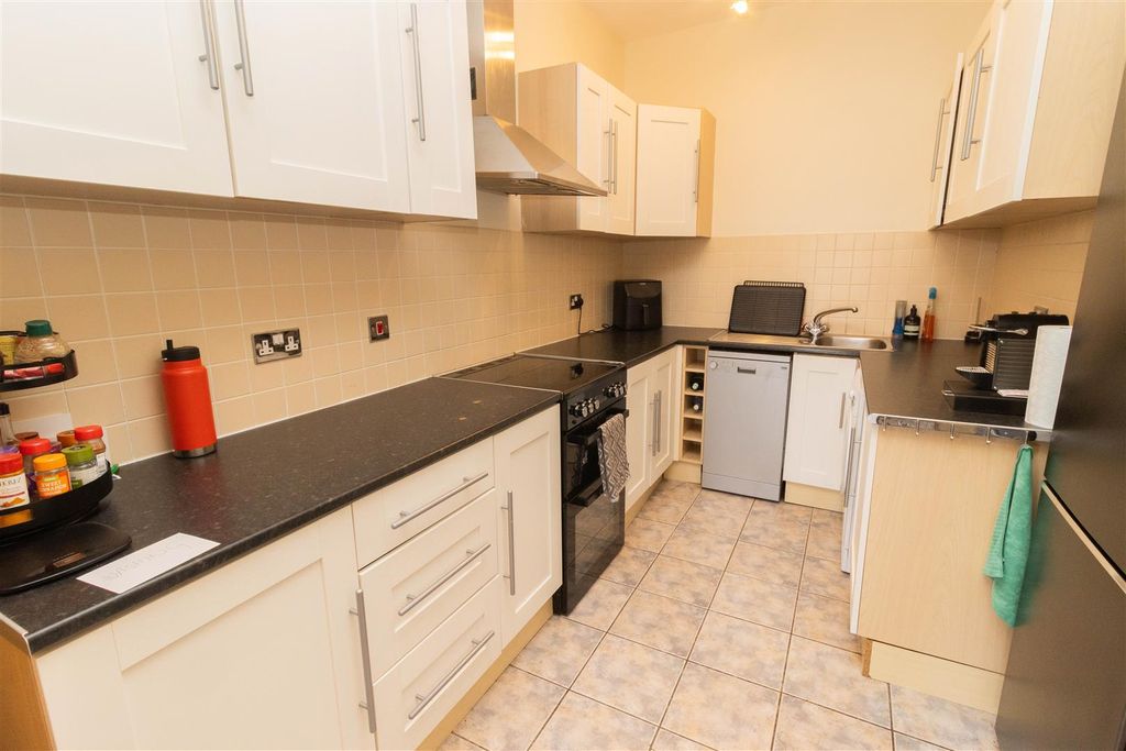 Property photo 3 of 12 Kitchen