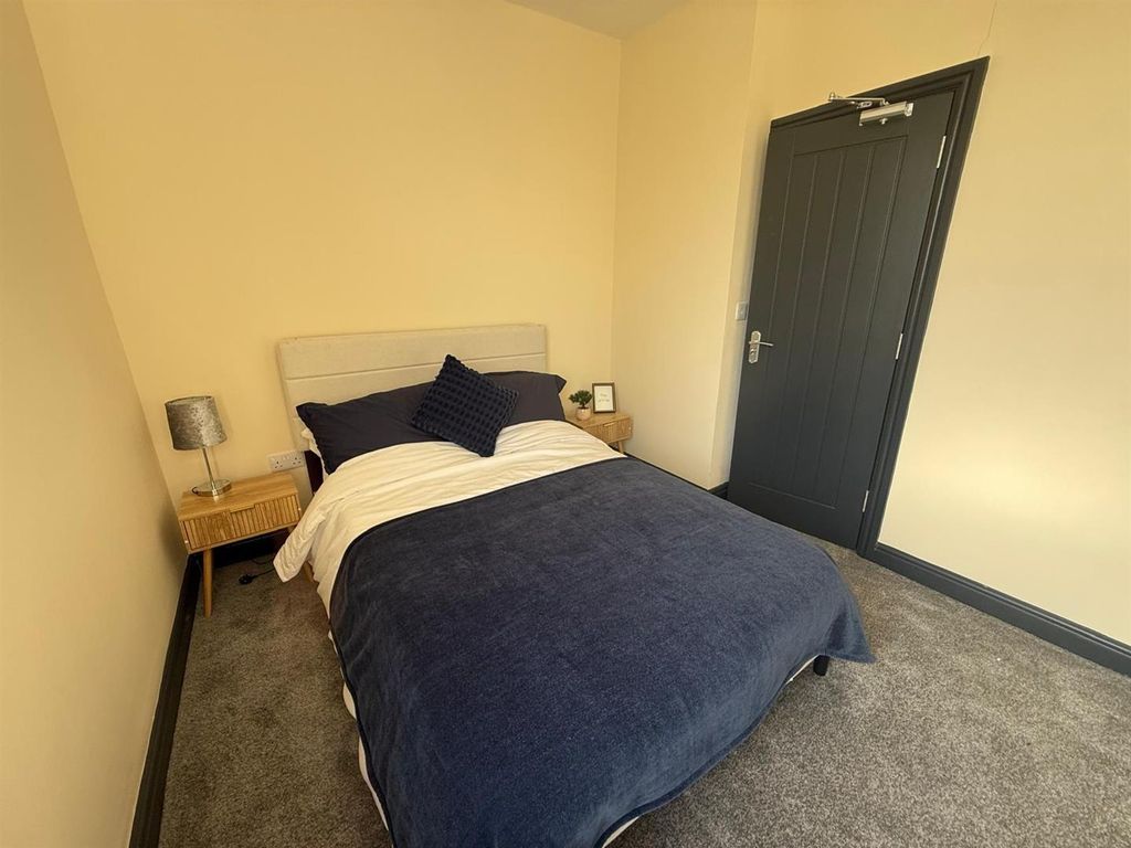 Property photo 3 of 8 Room 5 1.Jpeg