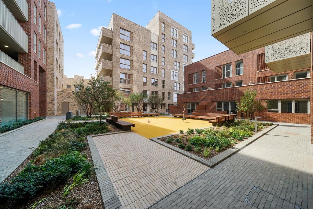 Property photo 3 of 12 Courtyard Garden.Jpg
