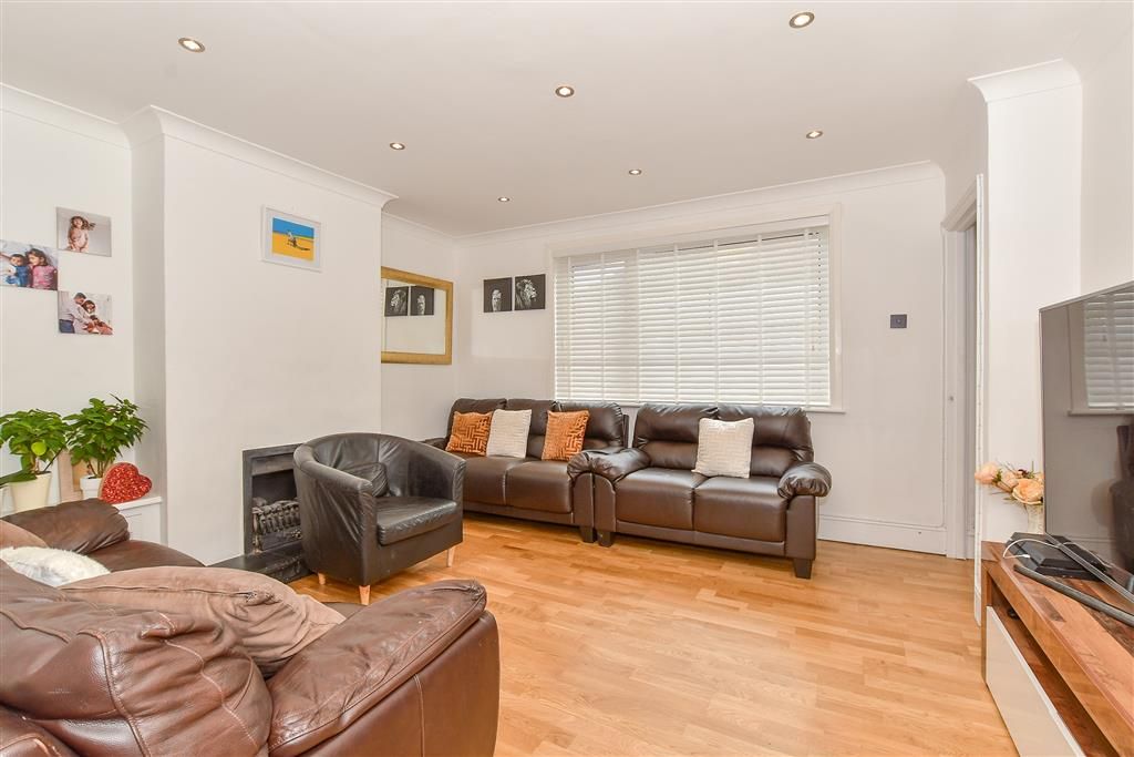 Property photo 3 of 10 Lounge
