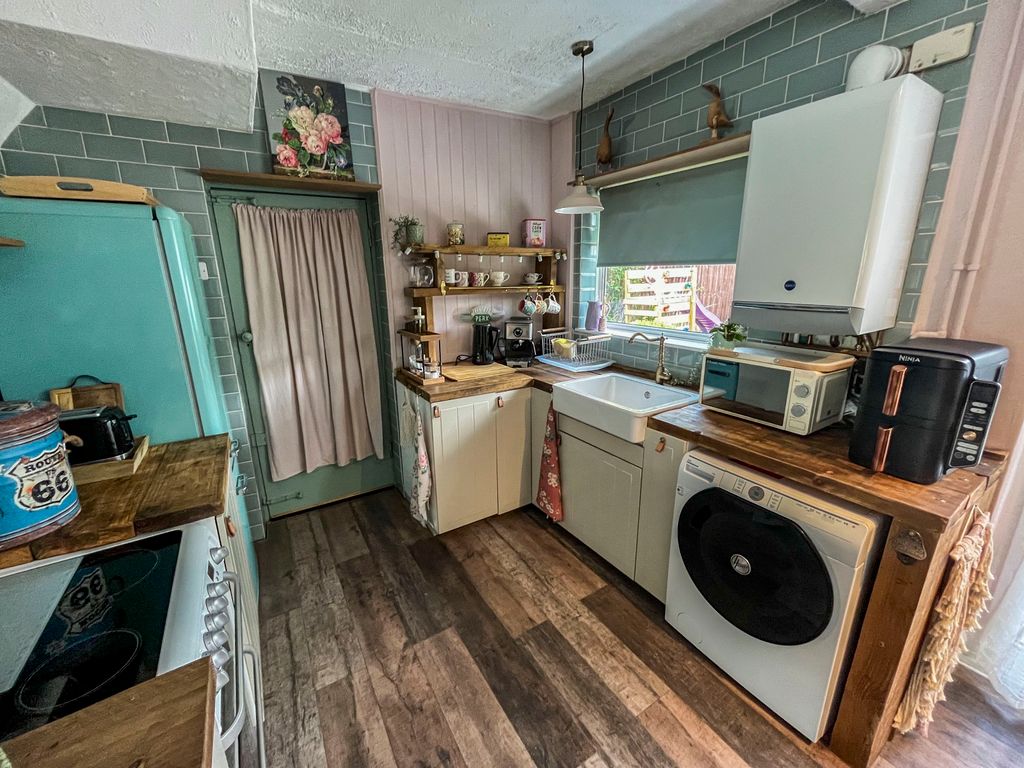 Property photo 3 of 17 Kitchen