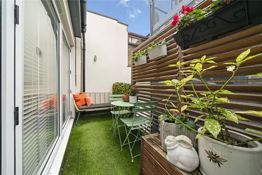 Property photo 3 of 8 Balcony