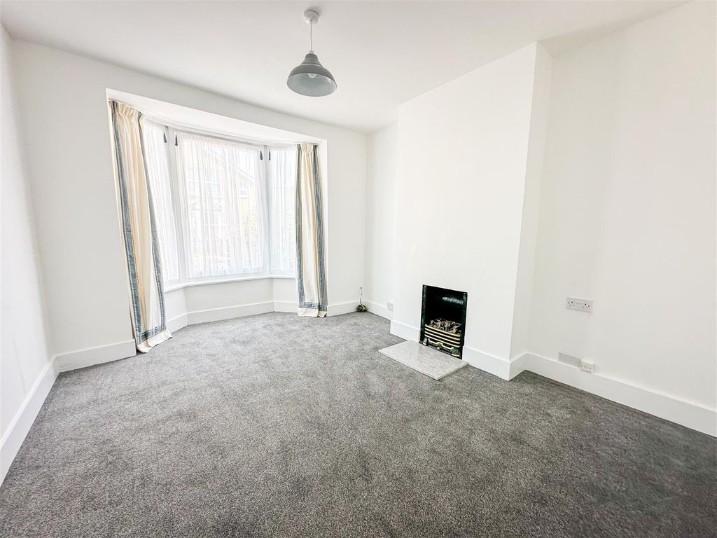 Property photo 3 of 16 Lounge