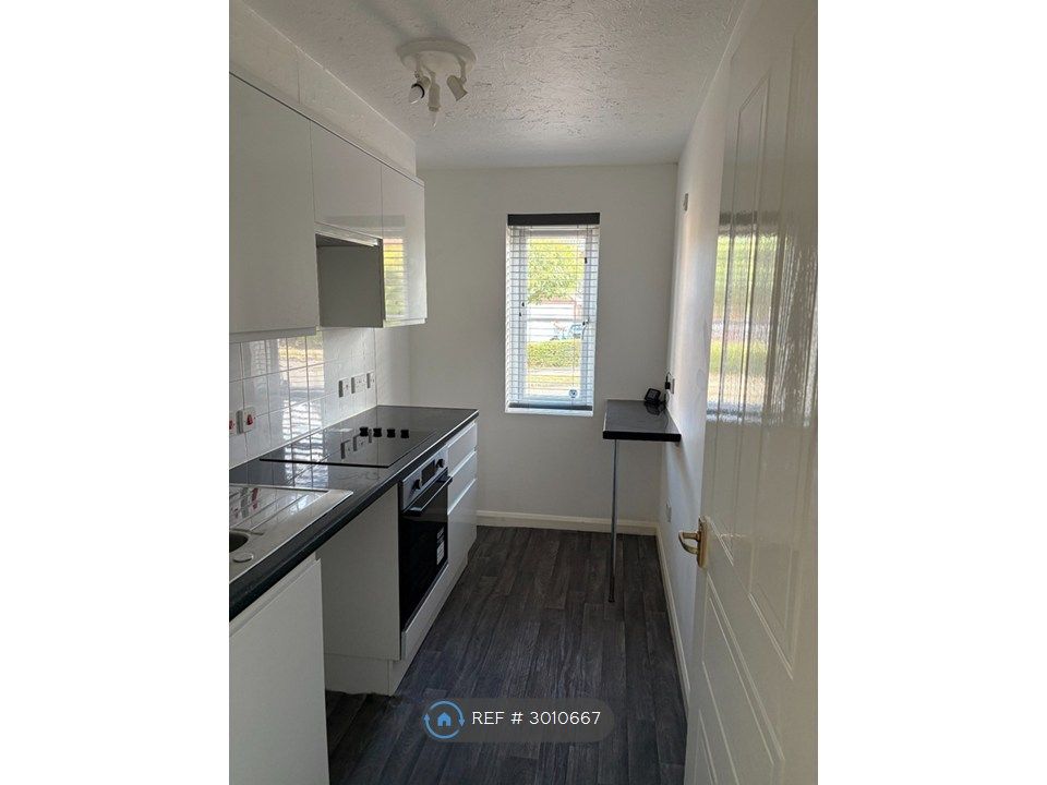 Property photo 3 of 11 Kitchen