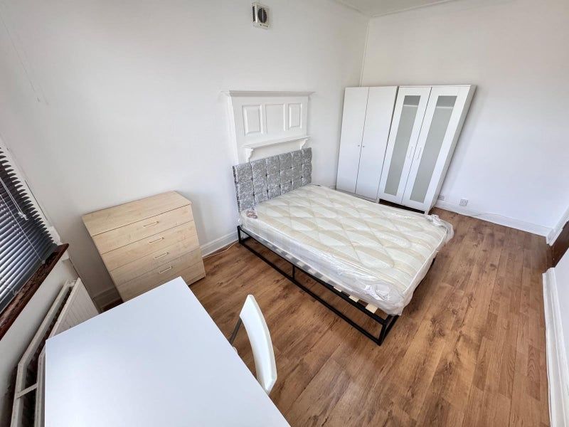 Property photo 2 of 8 Bright And Tidy Double Bedroom Featuring A Comfort...