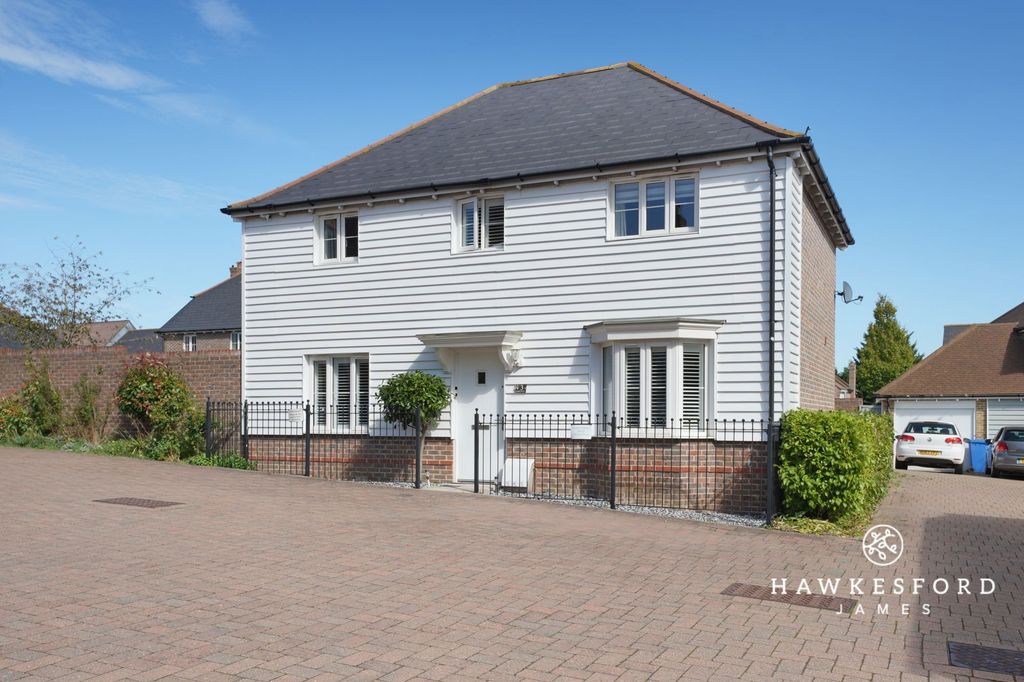 Property photo 1 of 22 Ringlet Grove, Iwade - Front