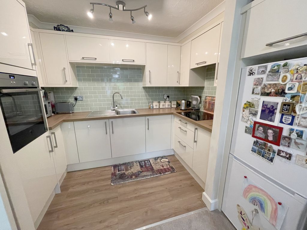 Property photo 3 of 19 Kitchen