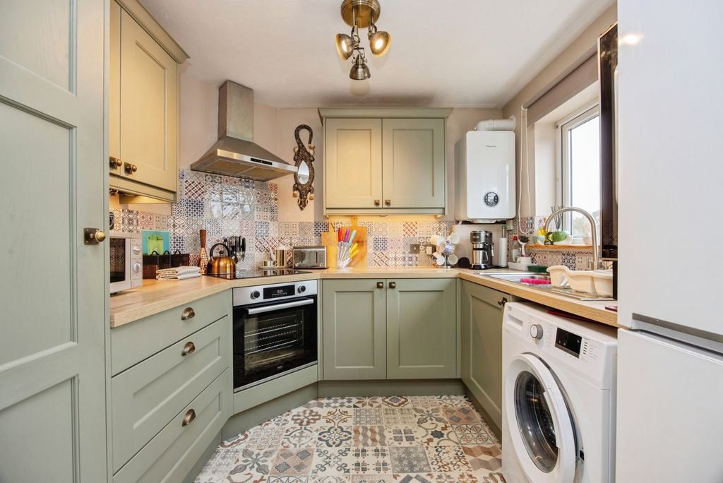 Property photo 2 of 19 Kitchen