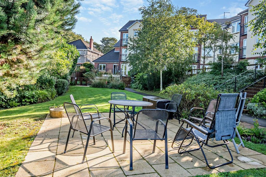 Property photo 2 of 14 Communal Gardens