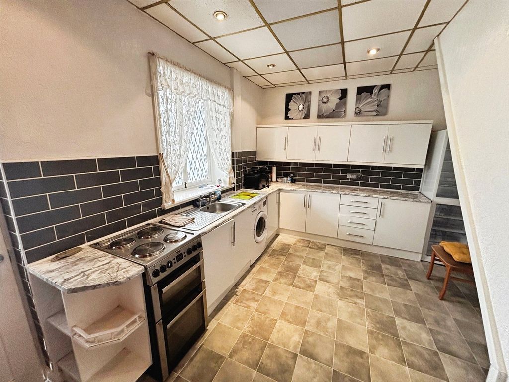 Property photo 3 of 11 Kitchen