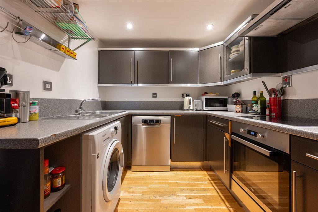 Property photo 3 of 23 Royal Gate Apartments, E9