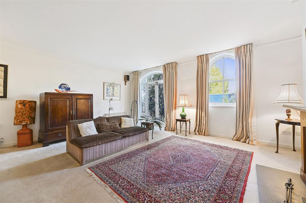 Property photo 3 of 12 Oxford Gate