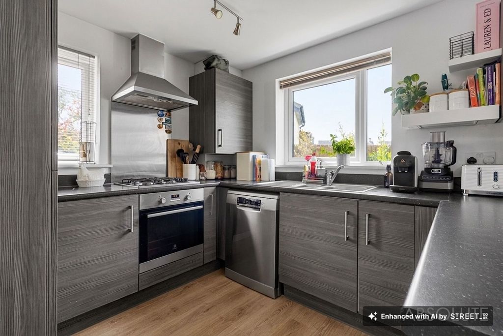 Property photo 3 of 18 Kitchen
