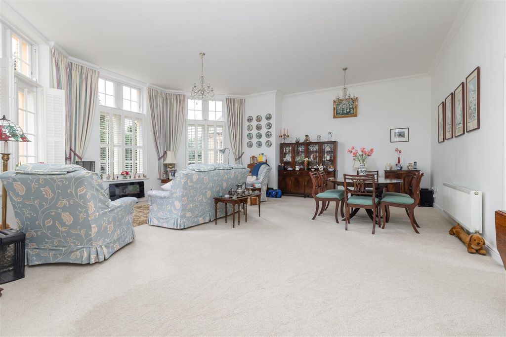 Property photo 3 of 16 Lounge