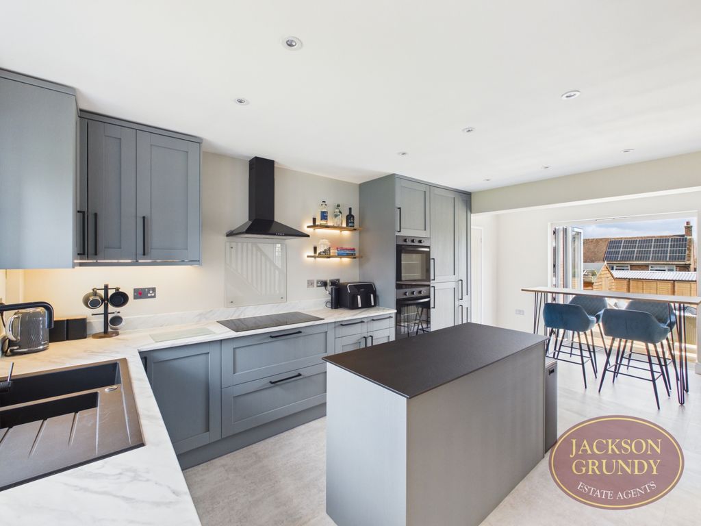 Property photo 2 of 21 Pells Close