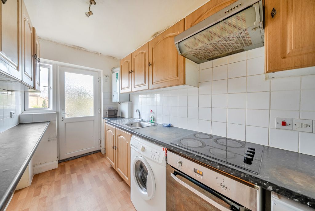 Property photo 3 of 10 Kitchen