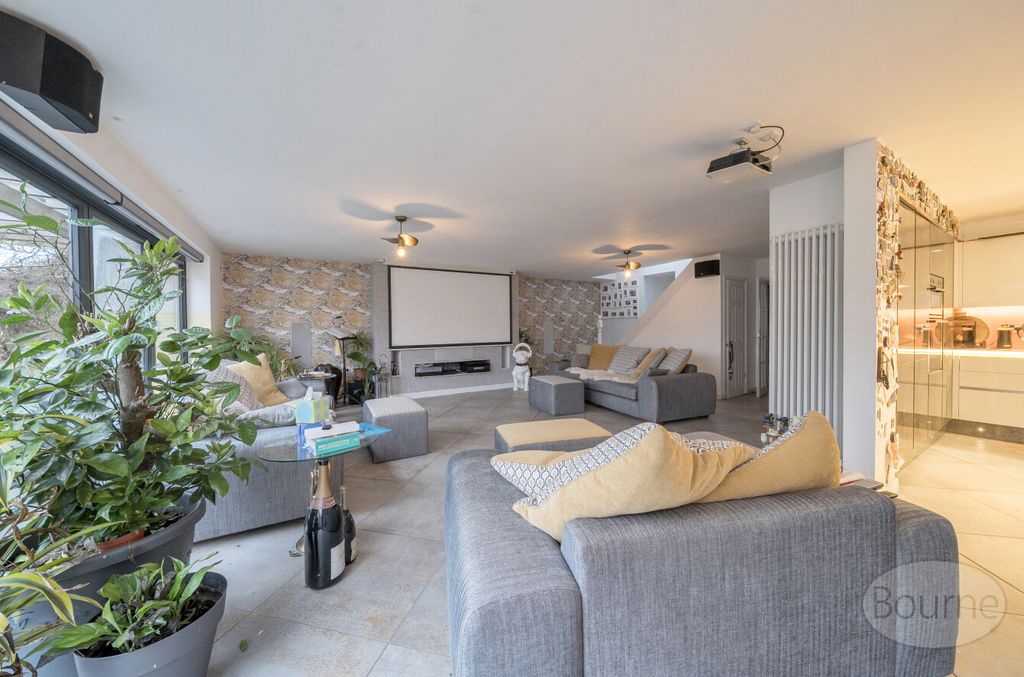 Property photo 3 of 15 Fa2Bf60A-9d40-4B5...